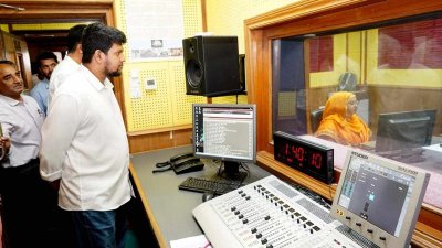 বেতার স্টুডিও পরিদর্শনে উপদেষ্টা মাহফুজ আলম
