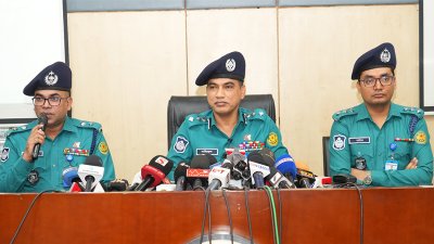 সংবাদ সম্মেলনে ডিএমপির উত্তরা বিভাগের উপ-পুলিশ কমিশনার (ডিসি) মো. মহিদুল ইসলাম