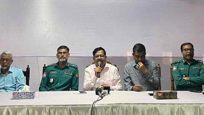 সভায় কথা বলছেন শামসুর রহমান শিমুল বিশ্বাস