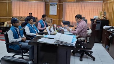 বুধবার দুপুরে দুদকের সহকারী পরিচালক হোসাইন শরীফের নেতৃত্বে চার সদস্যের প্রতিনিধি দল ড. ওয়াজেদ ইনস্টিটিউটে গিয়ে তদন্ত শুরু করেন