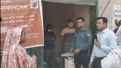 ভ্রাম্যমান আদালত পরিচালনা করছেন নির্বাহী ম্যাজিস্ট্রেট শহীদুল ইসলাম