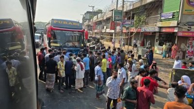 ঘটনাস্থলে স্থানীয়দের ভিড়