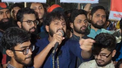শাহবাগে সমাবেশ থেকে বক্তব্য রাখছেন শরিফ ওসমান হাদী।