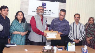 ঢাবি উপাচার্য অধ্যাপক নিয়াজ আহমেদ খানের হাতে প্রতিবেদন জমা দেন অধ্যাপক কাজী মাহফুজুল ইসলাম সুপন