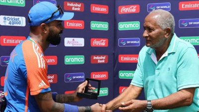 পুরস্কার বিতরণী মঞ্চে স্যার অ্যান্ডি রবার্টস- ফাইল ছবি।
