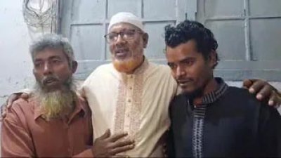 ভুক্তভোগী মুনছুরুল হক ও মো. সাজুকে জড়িয়ে ধরে ক্ষমা চেয়েছেন আব্দুল আজিজ
