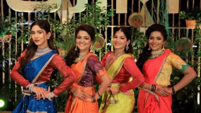 একসঙ্গে নাচলেন তারা...
