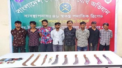 শুক্রবার আন্তবাহিনী জনসংযোগ পরিদফতরের পাঠানো বিজ্ঞপ্তিতে অপরাধীদের গ্রেফতারের তথ্য জানানো হয়েছে