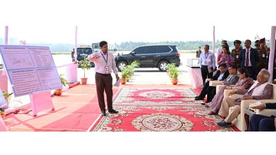 বিমানবন্দর নিয়ে প্রেজেন্টেশন উপস্থাপন করেন বেবিচক চেয়ারম্যান এয়ার ভাইস মার্শাল মঞ্জুর কবীর ভূঁইয়া