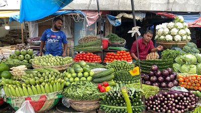 সবজির দাম ওঠা-নামা করছে