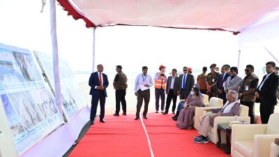 বিমানবন্দর নিয়ে প্রধান উপদেষ্টার সামনে প্রেজেন্টেশন উপস্থাপন করে বেবিচক