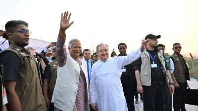 শুক্রবার রোহিঙ্গাদের উদ্দেশে হাত নেড়ে শুভেচ্ছা জানান ড. মুহাম্মদ ইউনূস ও আন্তোনিও গুতেরেস। ছবি : বাসস