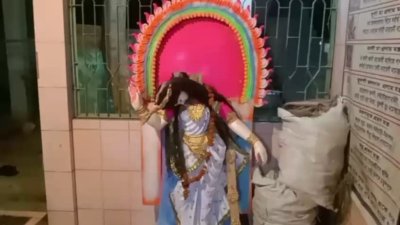 ভাঙচুর করা প্রতিমা