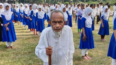 শিক্ষার্থীদের সঙ্গে আব্দুল খালেক