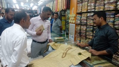 চট্টগ্রাম নগরীর রিয়াজুদ্দিন বাজারে এ অভিযান চালানো হয়