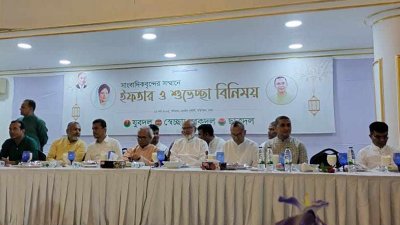 ইফতার মাহফিলে  খন্দকার মোশাররফ হোসেনসহ অন্যরা