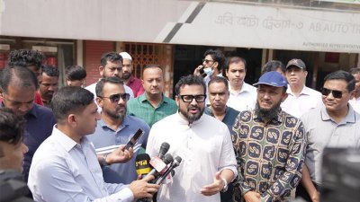 সাংবাদিকদের সঙ্গে কথা বলছেন ডিএনসিসি প্রশাসক মোহাম্মদ এজাজ