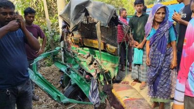 দুর্ঘটনাকবলিত অটোরিকশা