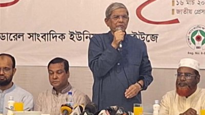 ইফতার মাহফিলে বক্তব্য রাখছেন মির্জা ফখরুল ইসলাম আলমগীর