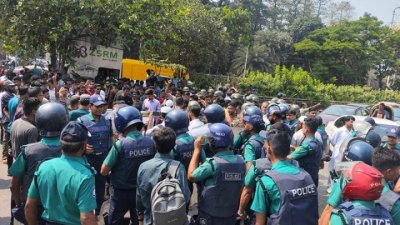 ফ্যাসিবাদবিরোধী শিক্ষার্থীদের মুখোমুখি আইনশৃঙ্খলা বাহিনী