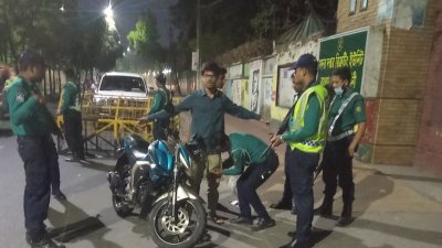 ডিএমপির চেকপোস্টে একজনকে তল্লাশি করা হচ্ছে