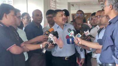 সাংবাদিকদের সঙ্গে কথা বলছেন স্বরাষ্ট্র মন্ত্রণালয়ের সিনিয়র সচিব নাসিমুল গনি