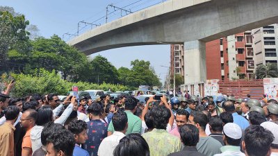 খামার বাড়ি মোড়ে ফ্যাসিবাদবিরোধী শিক্ষার্থীদের অবস্থান