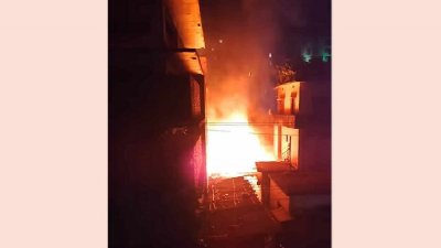 রাত সাড়ে ১২টার দিকে মার্কেটের পেছনের অংশে কাঁচা বাজারে আগুন লাগে