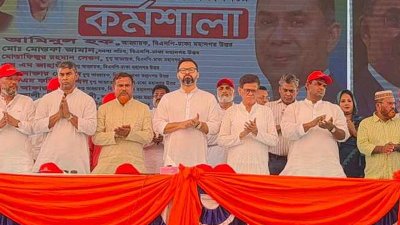 অনুষ্ঠানে অতিথিদের মাঝে আমিনুল হক