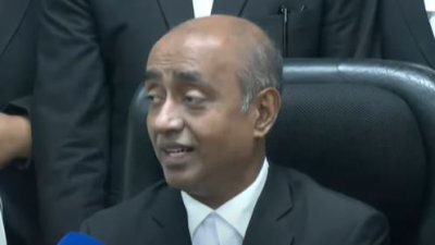 সাংবাদিকদের সঙ্গে কথা বলছেন অ্যাটর্নি জেনারেল