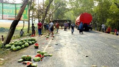 তরমুজবাহী ট্রাক নিয়ন্ত্রণ হারালে মোটরসাইকেল ও ব্যাটারিচালিত রিকশার সঙ্গে সংঘর্ষ হয়