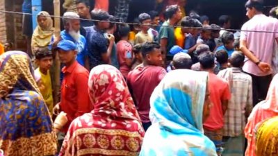 লাশ দেখতে স্থানীয়দের ভিড়