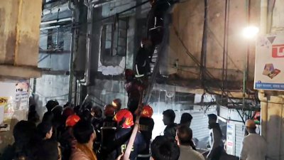 আগুন নিয়ন্ত্রণে কাজ করে ফায়ার সার্ভিসের ছয়টি ইউনিট