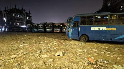 নীলাচল পরিবহনের প্রায় ৩৫টি বাস মৌচাকের চিশতিয়া বেকারিসংলগ্ন একটি খালি মাঠে ভাড়ায় রাখা হয়