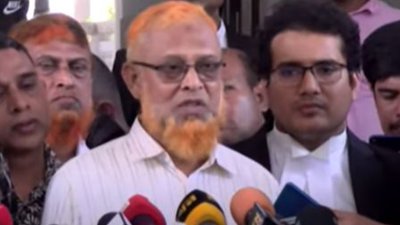 সাংবাদিকদের সঙ্গে কথা বলছেন আবরার ফাহাদের বাবা বরকত উল্লাহ