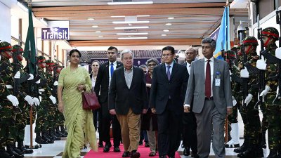আন্তোনিও গুতেরেসকে বিদায় জানান পরিবেশ উপদেষ্টা সৈয়দা রিজওয়ানা হাসান ও প্রধান উপদেষ্টার রোহিঙ্গা সংকট বিষয়ক উচ্চ প্রতিনিধি খলিলুর রহমান