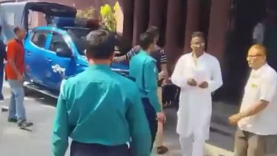 আসামির পক্ষে-বিপক্ষে অবস্থান নিয়ে থানার ভেতরে বাগবিতণ্ডা ও হাতাহাতিতে জড়িয়েছেন বিএনপির দুই পক্ষের নেতাকর্মীরা