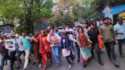 মিছিলে তারা বিভিন্ন স্লোগান দেন