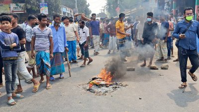 বকেয়া বেতন, ঈদ বোনাস এবং কারখানা খুলে দেওয়ার দাবিতে সড়ক অবরোধ