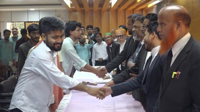 আইনজীবীদের সঙ্গে সাধারণ শিক্ষার্থীদের করমর্দন
