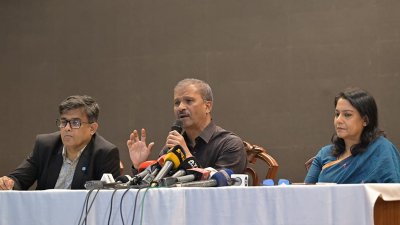 কথা বলছেন ড. আসিফ নজরুল