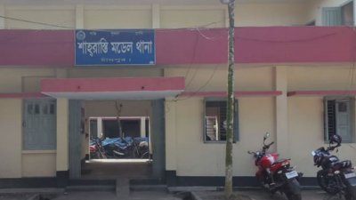 চাঁদপুরের শাহরাস্তি উপজেলায় নিজ বাড়ির ছাদ থেকে আলমগীর হোসেন নামের এক যুবকের রক্তাক্ত লাশ উদ্ধার করেছে পুলিশ