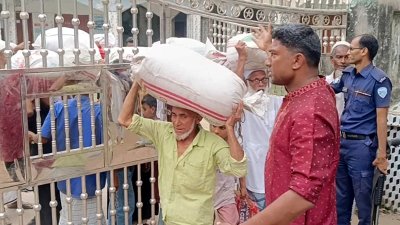 চাল বিতরণ নিয়ে সংঘর্ষ