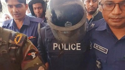 পরে আদালত থেকে তাকে বের করার সময় হেলমেট ও বুলেট প্রুফ জ্যাকেট পরানো হয়
