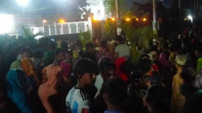 সড়ক অবরোধ করে বিক্ষোভ করেন শ্রমিকরা