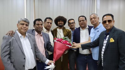 সিলেটে হামজা চৌধুরীকে বরণ করে নেয় বাফুফের কর্মকর্তারা।