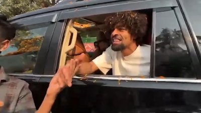 হামজাকে দেখতে পথে পথে মানুষ দাঁড়িয়ে ছিলেন