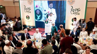 এবি পার্টির ইফতারে বিভিন্ন পেশার বিশিষ্ট ব্যক্তিরা