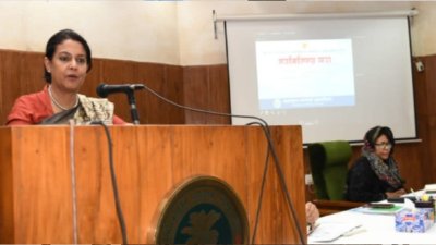বক্তব্য দিচ্ছেন পরিবেশ উপদেষ্টা