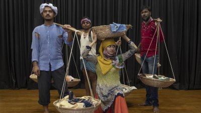 মঞ্চে ‘হকারদের গান’